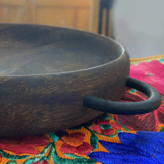 Plato con Asas de Metal: Elegancia Moderna con Toque Artesanal